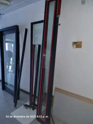 Puerta de entrada con marco