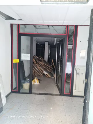 Puerta de entrada con marco