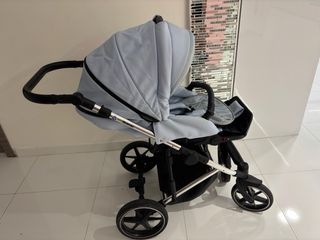 Carrito de bebé azul ligero