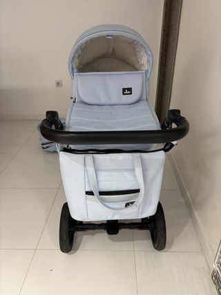 Carrito de bebé azul ligero