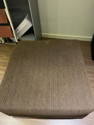 Puf cuadrado marrón