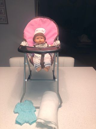 Muñeco bebé con trona y accesorios