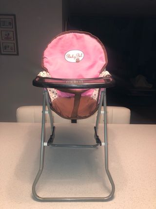 Muñeco bebé con trona y accesorios