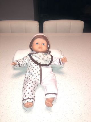Muñeco bebé con trona y accesorios
