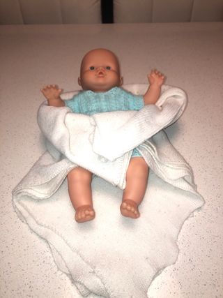 Muñeco bebé con trona y accesorios