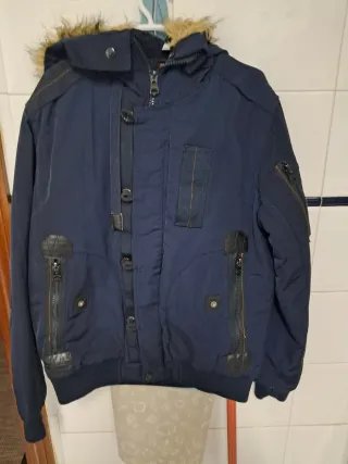 Chamarra Azul Talla M con Gorro y Pelo