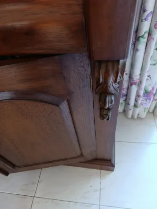 Vitrina de comedor de madera y cristaln. No envío