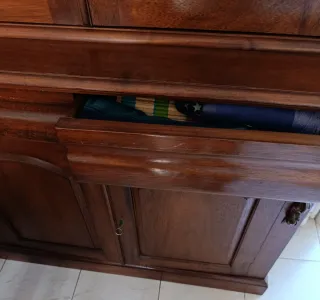 Vitrina de comedor de madera y cristaln. No envío