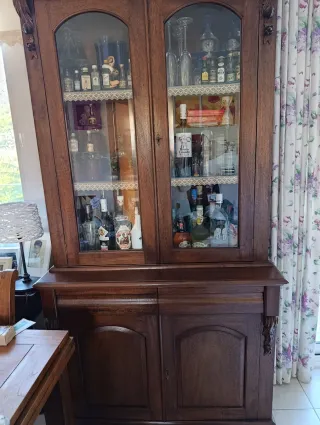 Vitrina de comedor de madera y cristaln. No envío