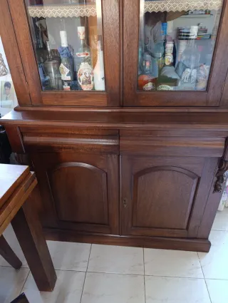 Vitrina de comedor de madera y cristaln. No envío