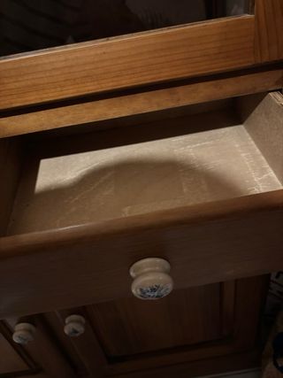 Vitrina de madera con puertas de cristal.