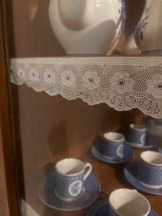 Vitrina de madera con puertas de cristal.