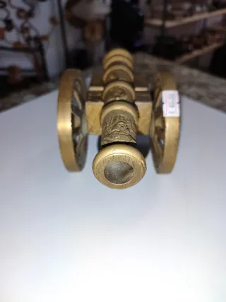 Cañón decorativo de latón