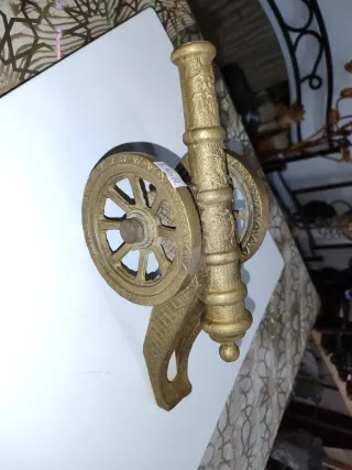 Cañón decorativo de latón