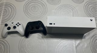 Xbox Series S con 2 controller