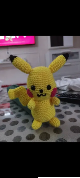 Pikachu tejido a mano