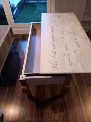 Mesa de madera blanca elevable