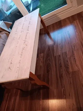 Mesa de madera blanca elevable