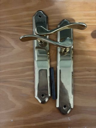 Manivelas para puertas de interior doradas.