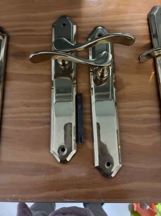 Manivelas para puertas de interior doradas.