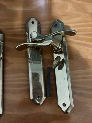 Manivelas para puertas de interior doradas.