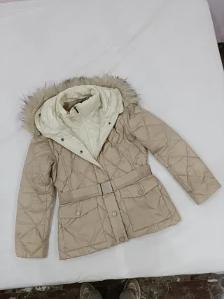 Chaqueta acolchada beige con cinturón