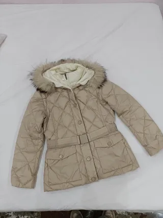 Chaqueta acolchada beige con cinturón