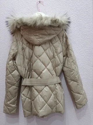 Chaqueta acolchada beige con cinturón