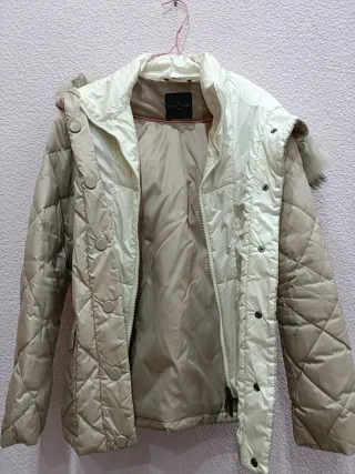 Chaqueta acolchada beige con cinturón