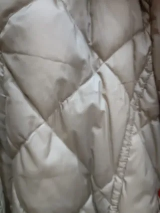 Chaqueta acolchada beige con cinturón