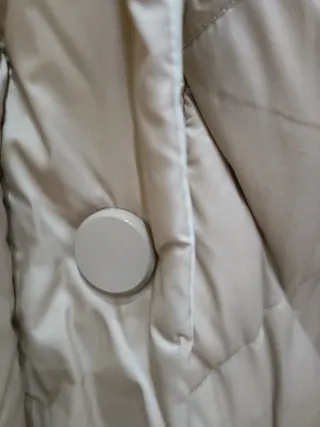 Chaqueta acolchada beige con cinturón