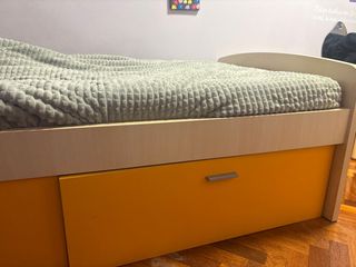 Cama con cajones y mesillas de madera