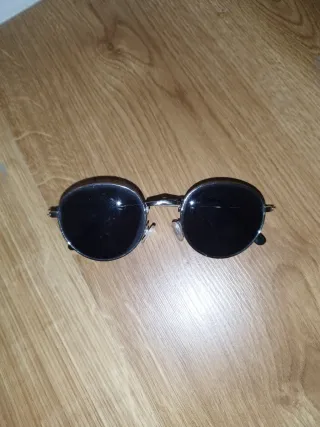 Gafas de sol redondas plateadas y negras