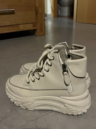 Botas Beige con Cremallera y Cordones