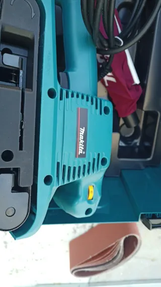 Levigatrice a nastro Makita