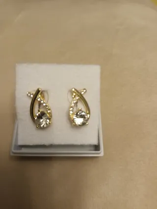 Pendientes chapados en oro con circonitas