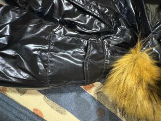 Chaqueta bomber brillante con capucha