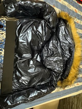 Chaqueta bomber brillante con capucha