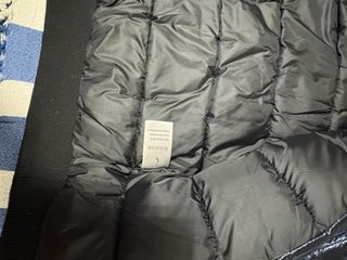 Chaqueta bomber brillante con capucha