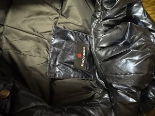 Chaqueta bomber brillante con capucha