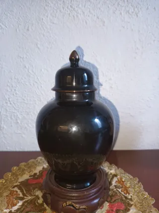 Tibor japonés con peana de madera