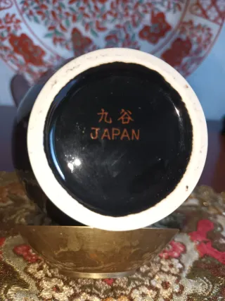 Tibor japonés con peana de madera