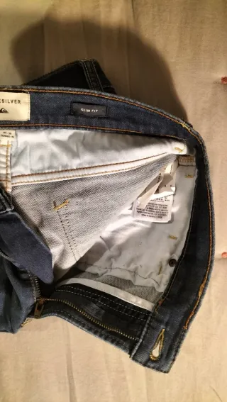 Pantalón vaquero Quiksilver impecable