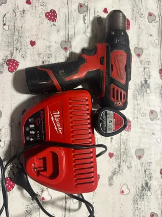 Taladro Milwaukee 12V con cargador