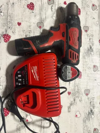 Taladro Milwaukee 12V con cargador