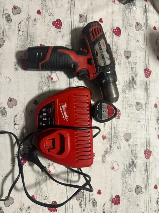 Taladro Milwaukee 12V con cargador