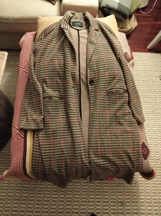 Gabardina de cuadros marrón y rojo