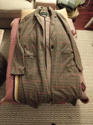 Gabardina de cuadros marrón y rojo