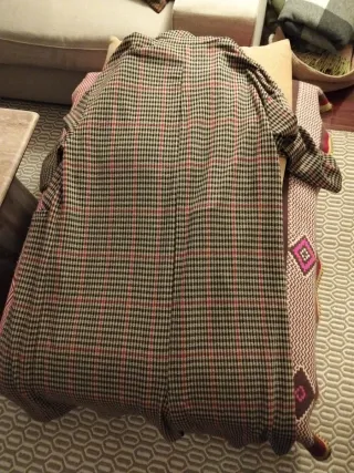 Gabardina de cuadros marrón y rojo