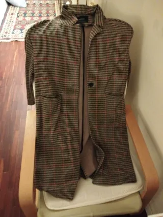 Gabardina de cuadros marrón y rojo